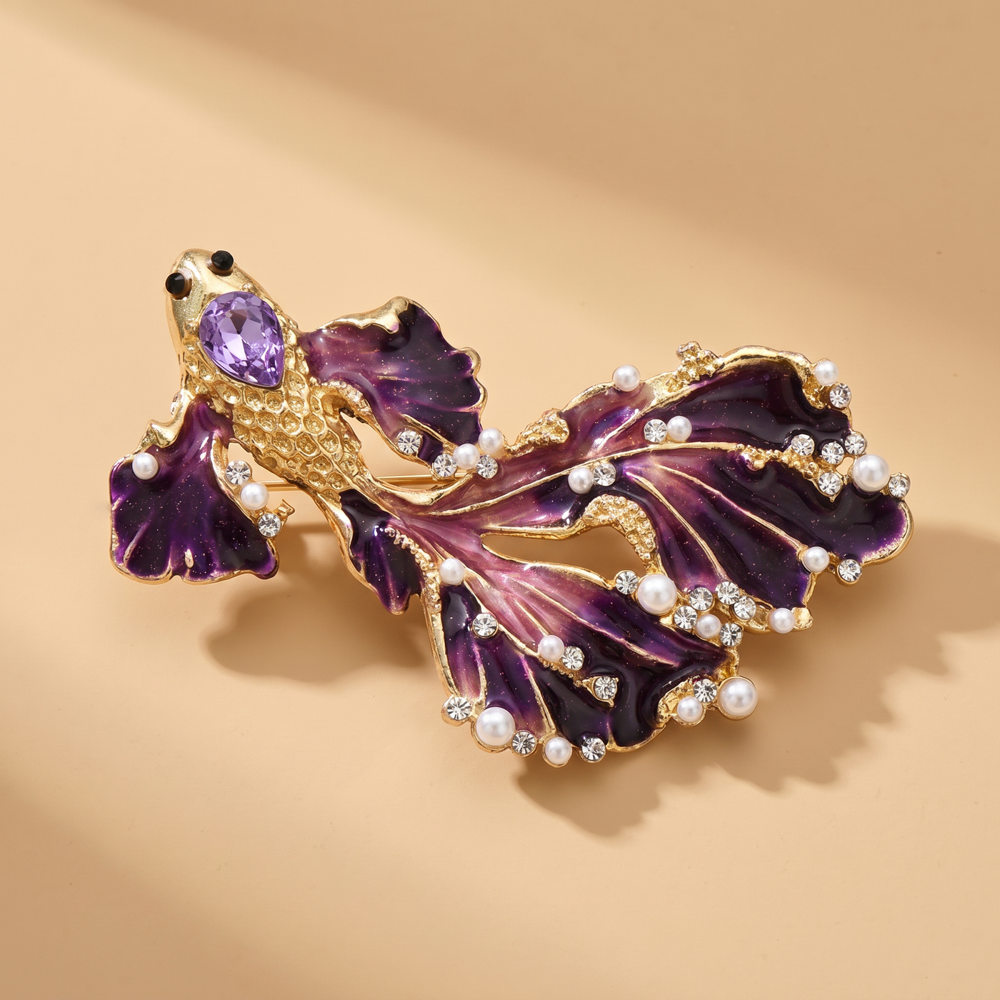 Broche Poisson Rouge en émail, bijou vintage Alyvoa portée sur un revers · Violet