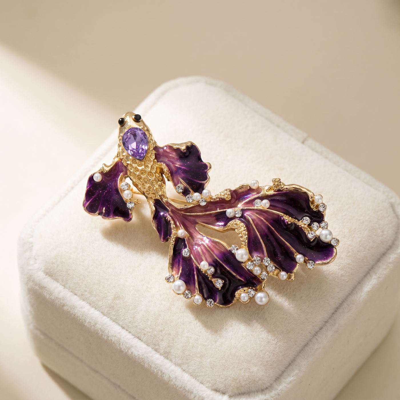 Broche Poisson Rouge en émail, bijou vintage Alyvoa portée sur un revers · Violet