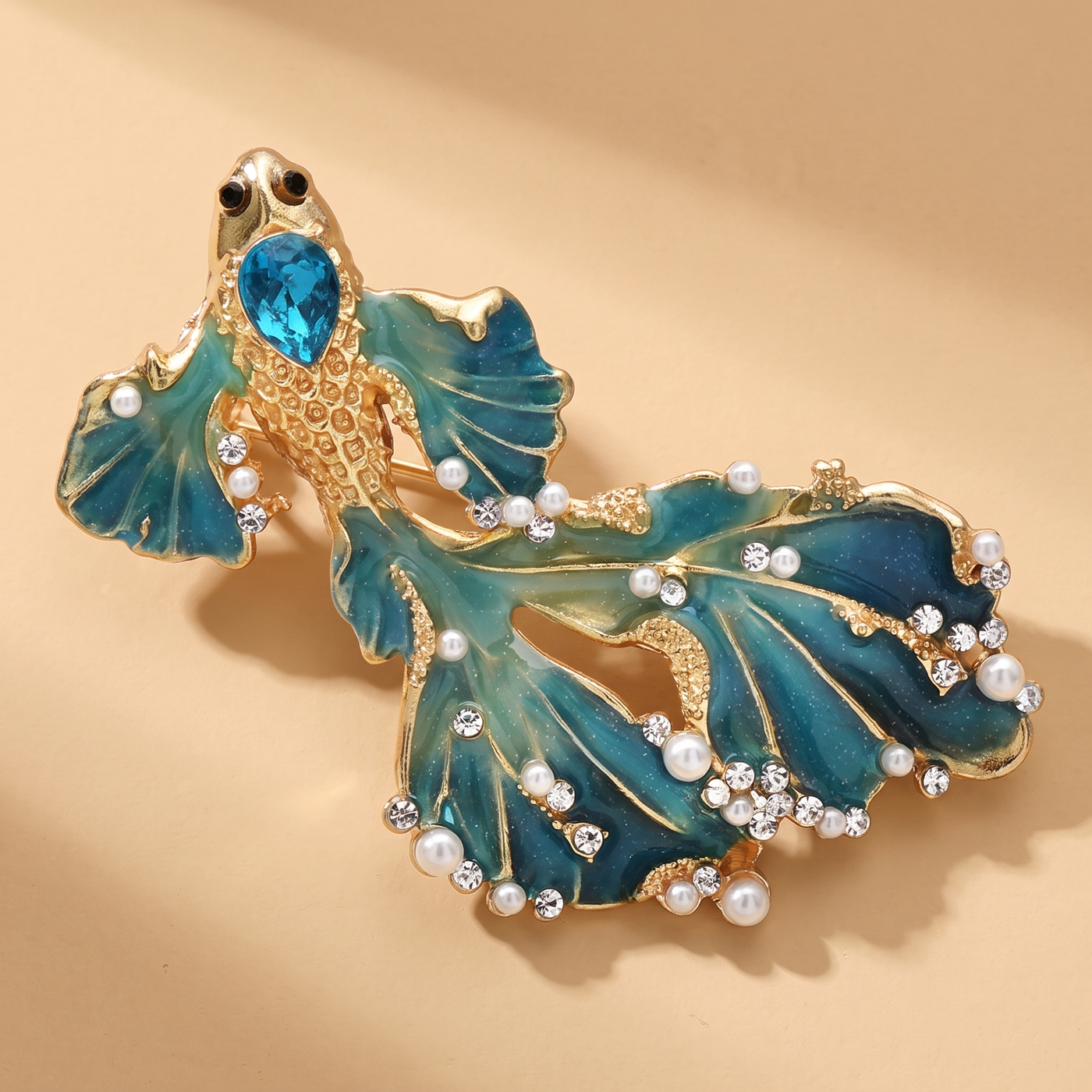 Broche Poisson Rouge en émail, bijou vintage Alyvoa tenue à la main · Bleu