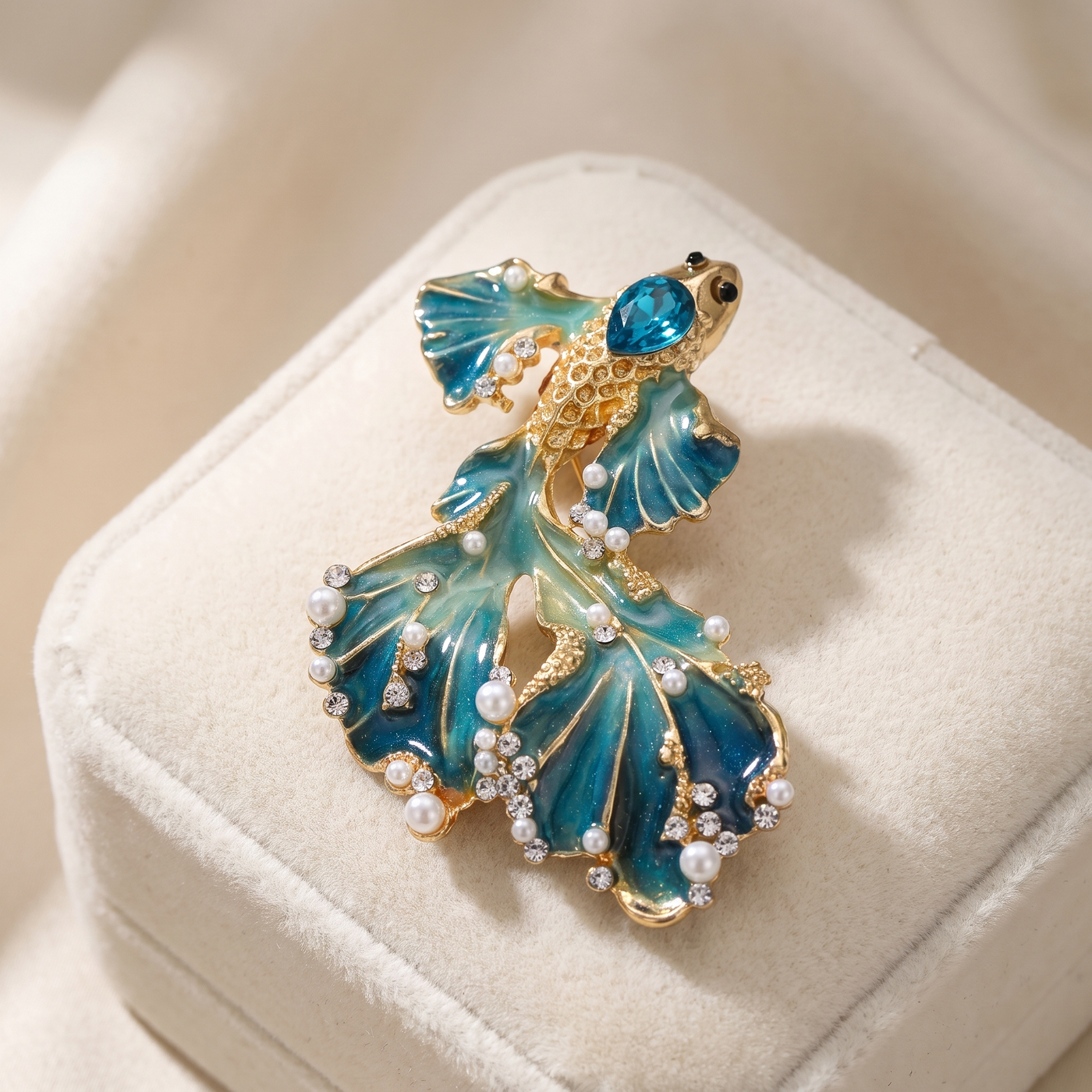 Broche Poisson Rouge en émail, bijou vintage Alyvoa tenue à la main · Bleu