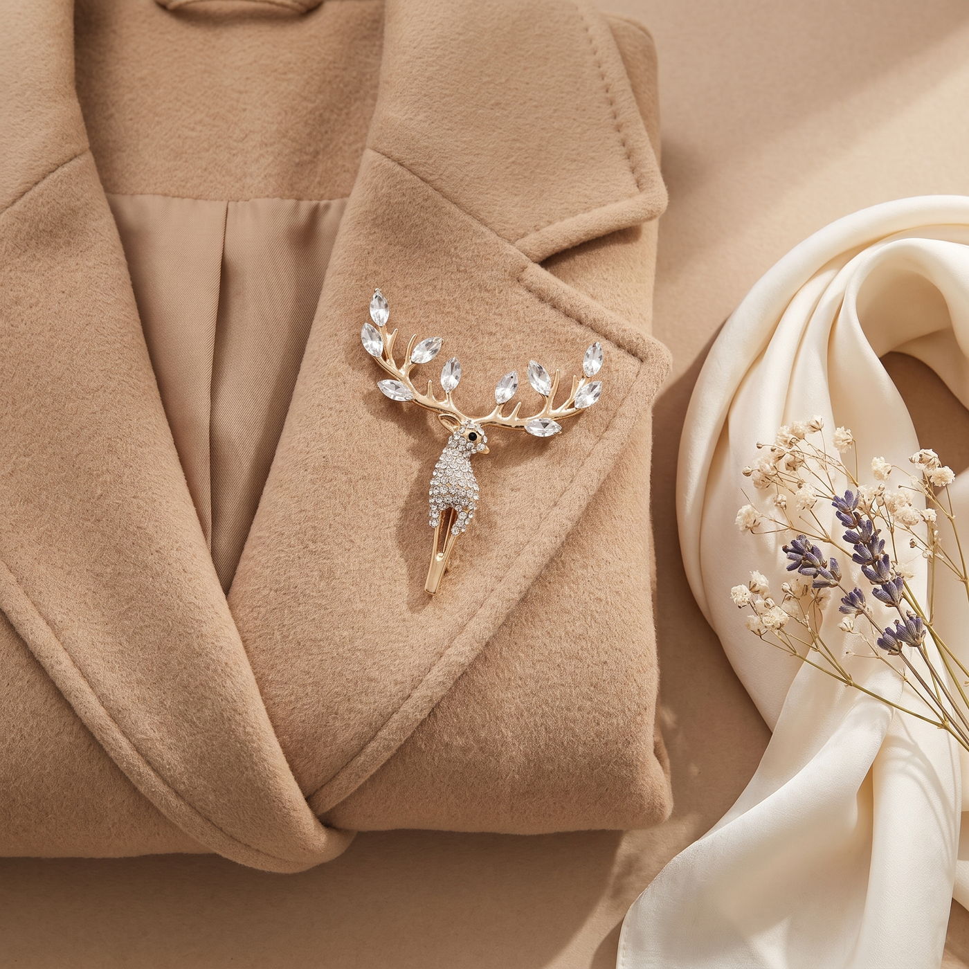 Broche Cerf en cristal, bijou vintage Alyvoa tenue à la main · Doré