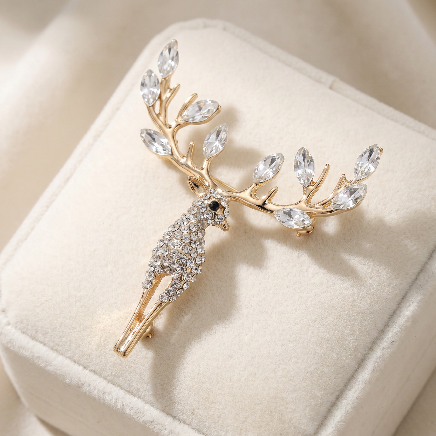 Broche Cerf en cristal, bijou vintage Alyvoa présentée sur un coussin · Doré