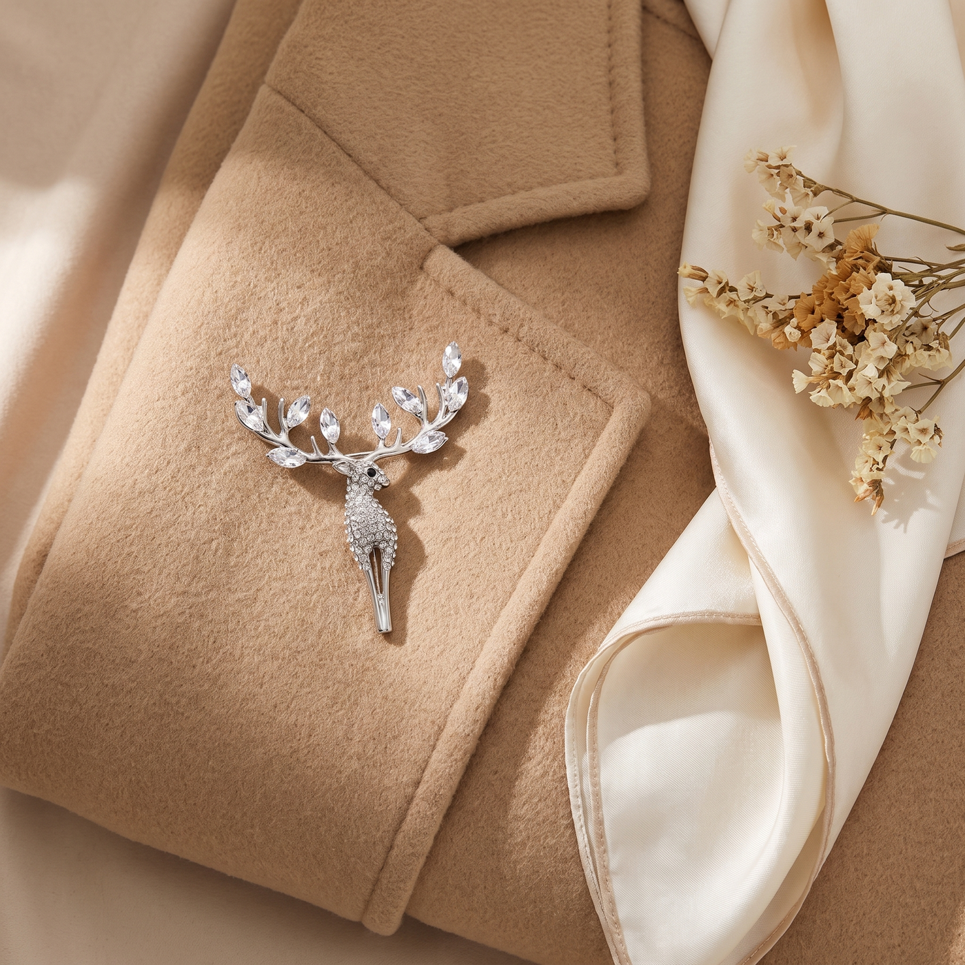 Broche Cerf en cristal, bijou vintage Alyvoa en situation · Argenté