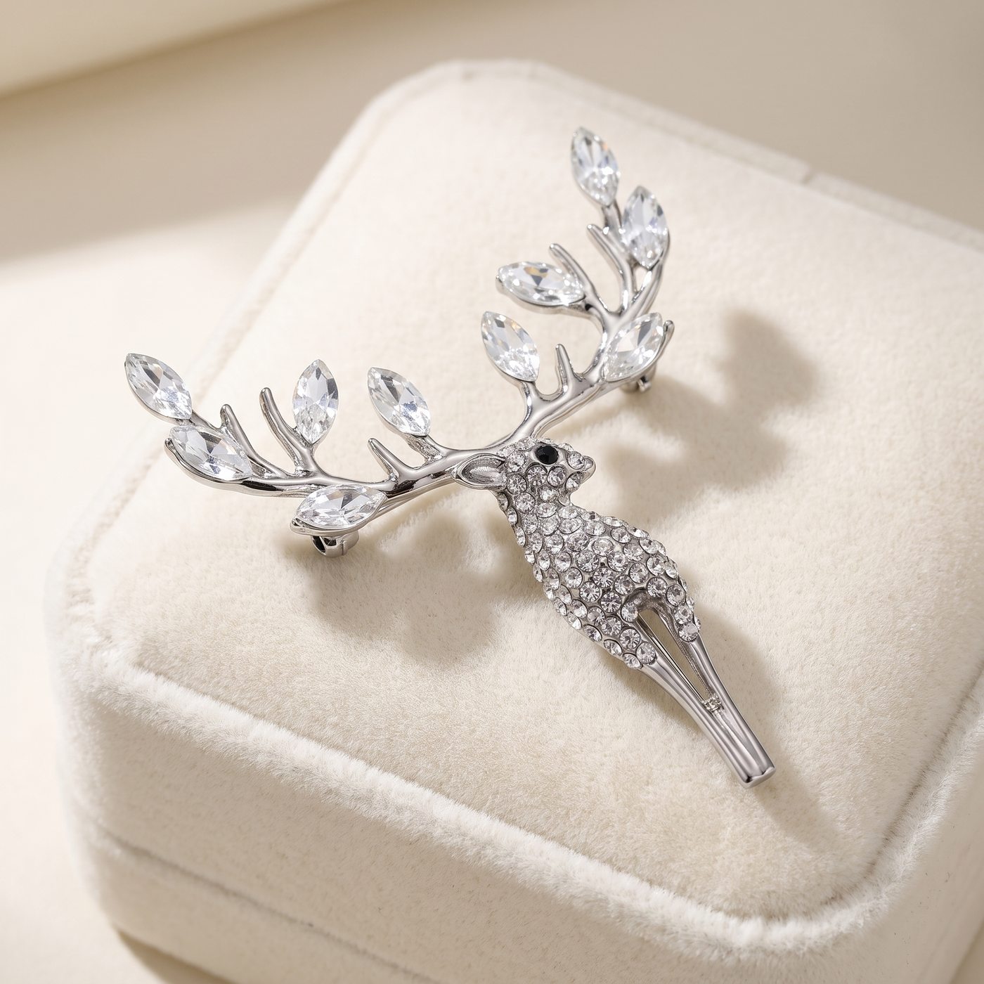 Broche Cerf en cristal, bijou vintage Alyvoa vue en gros plan · Argenté
