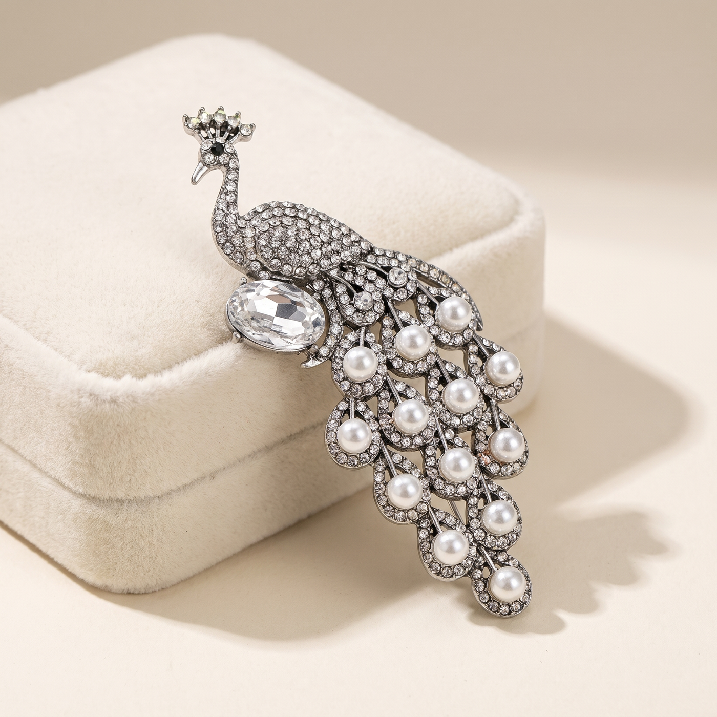 Broche Paon en perles & cristal, bijou vintage Alyvoa tenue à la main