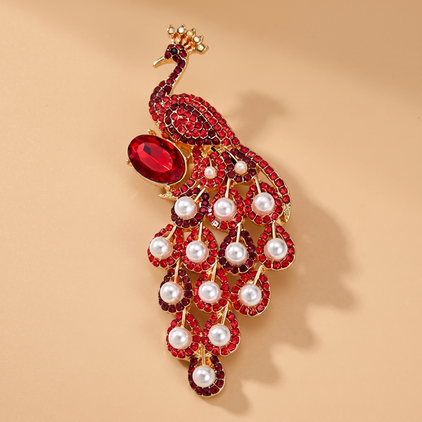 Broche Paon en perles & cristal, bijou vintage Alyvoa portée sur un revers