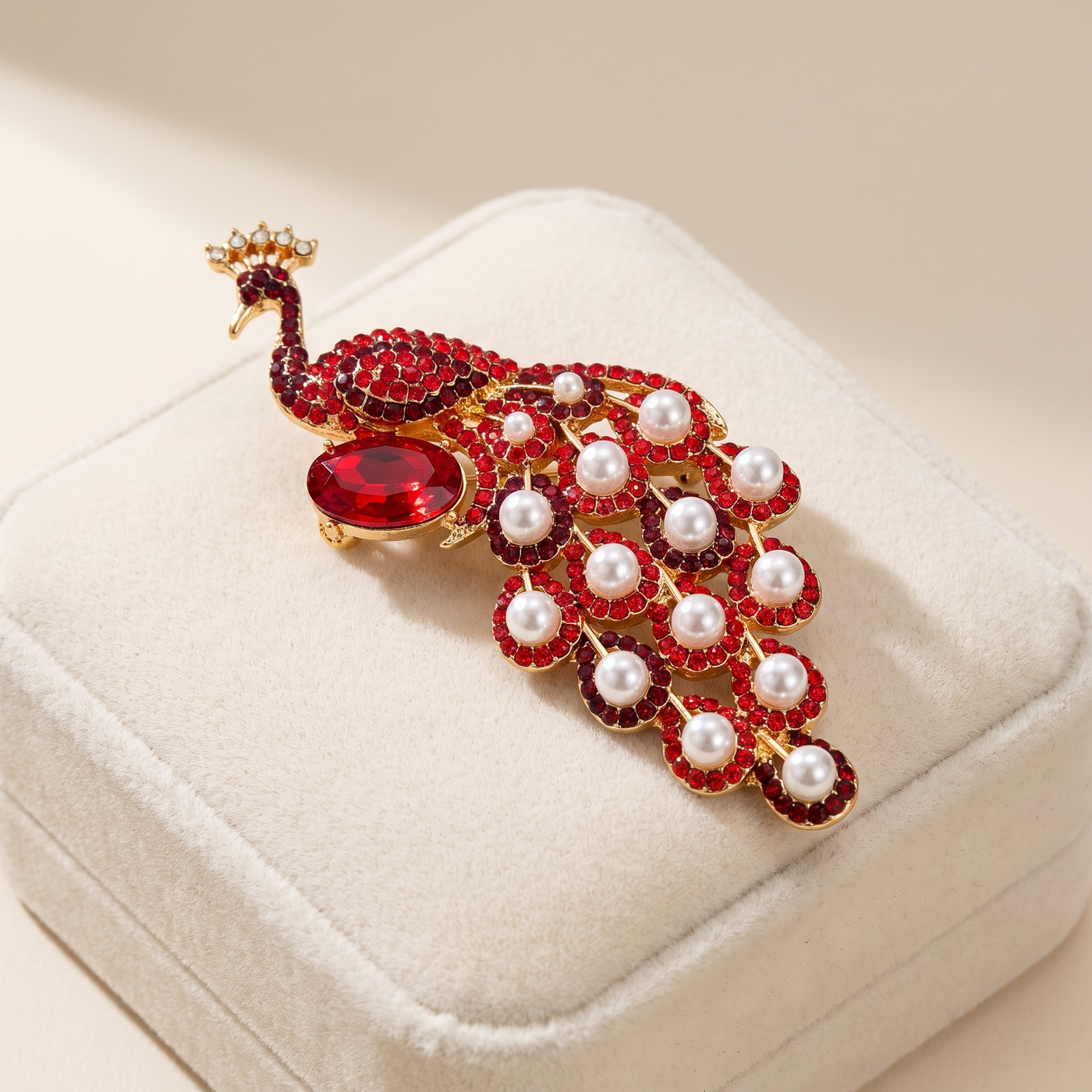 Broche Paon en perles & cristal, bijou vintage Alyvoa en situation
