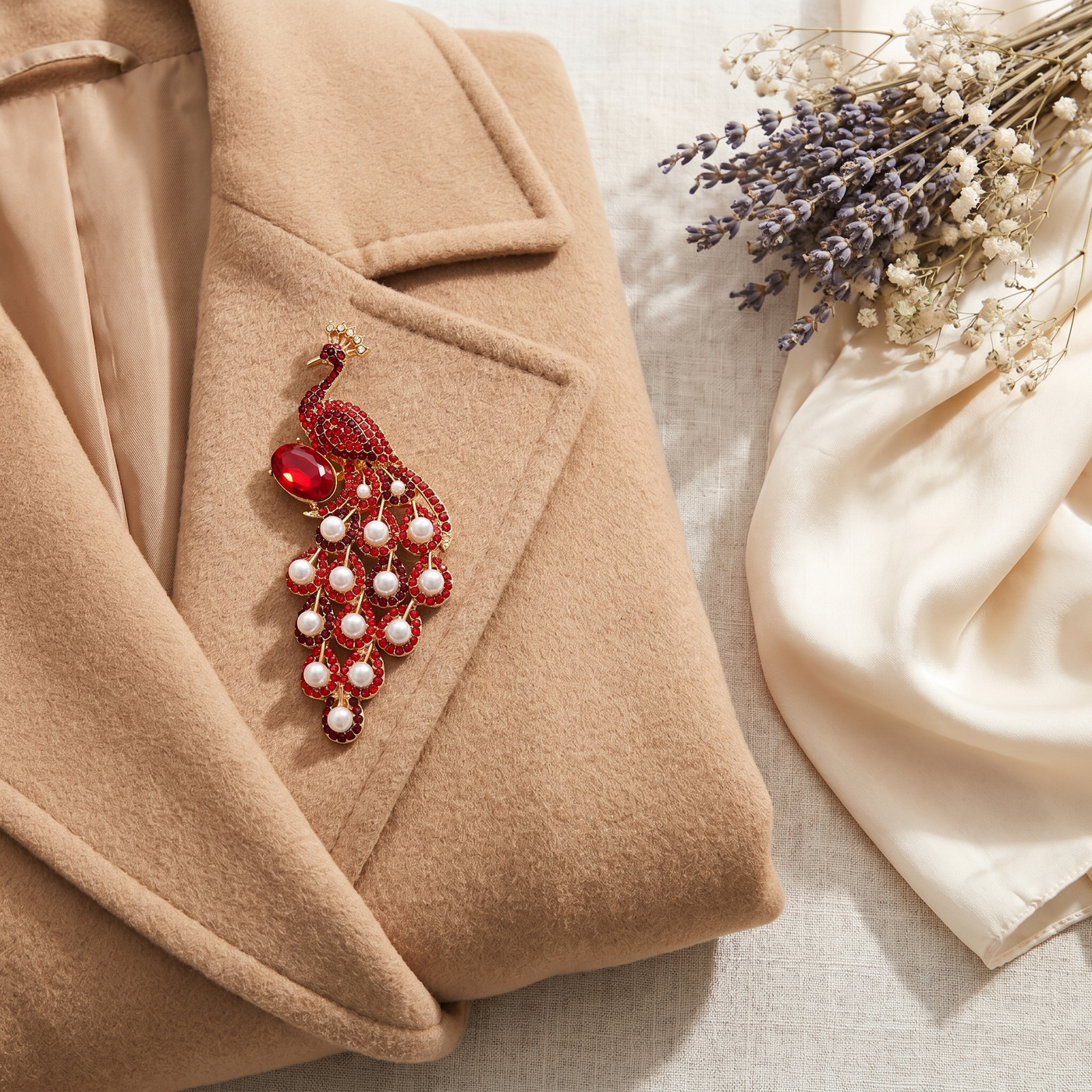 Broche Paon en perles & cristal, bijou vintage Alyvoa vue en gros plan