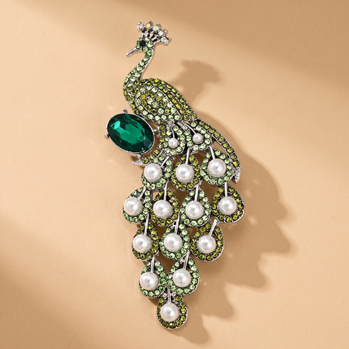 Broche Paon en perles & cristal, bijou vintage Alyvoa tenue à la main