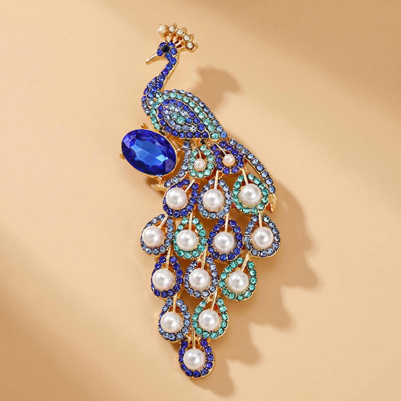 Broche Paon en perles & cristal, bijou vintage Alyvoa en situation