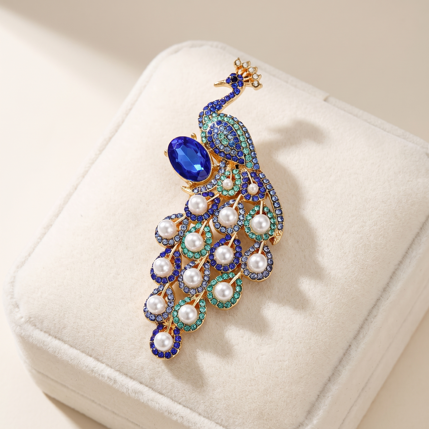 Broche Paon en perles & cristal, bijou vintage Alyvoa vue en gros plan