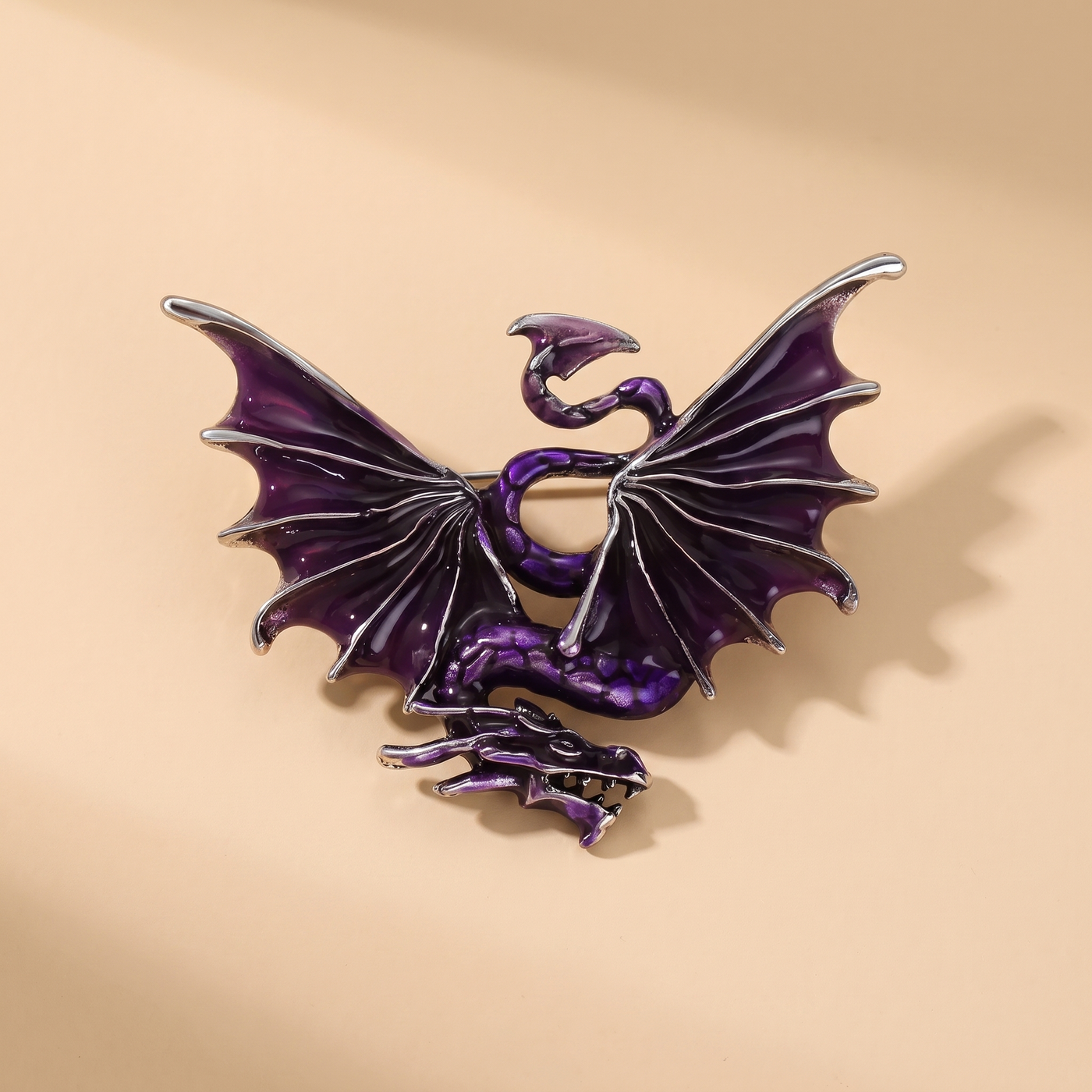 Broche Dragon en émail, bijou vintage Alyvoa portée sur un revers · Violet
