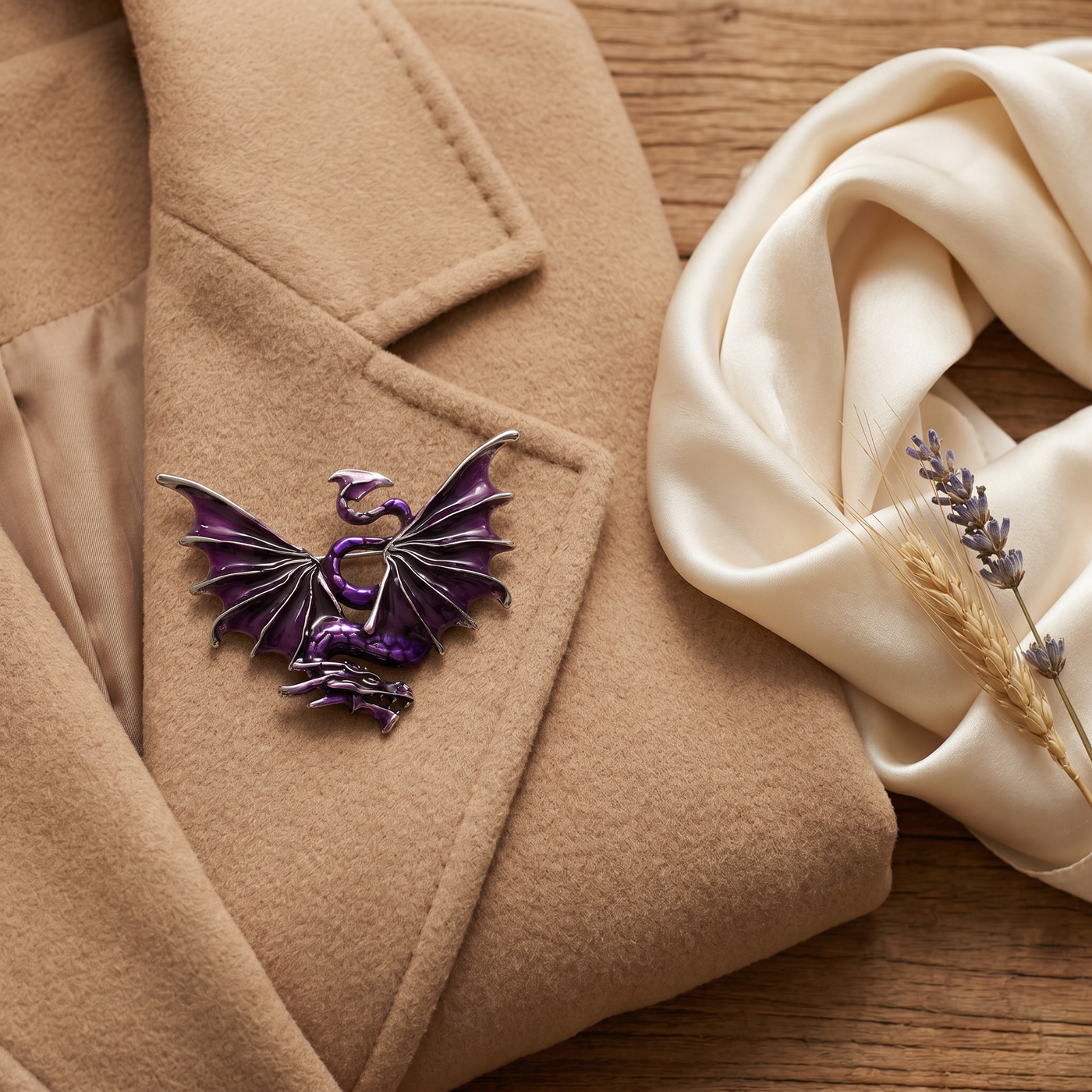 Broche Dragon en émail, bijou vintage Alyvoa portée sur un revers · Violet