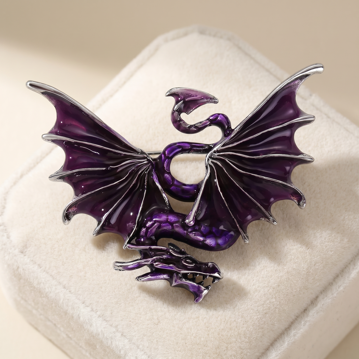 Broche Dragon en émail, bijou vintage Alyvoa portée sur un revers · Violet