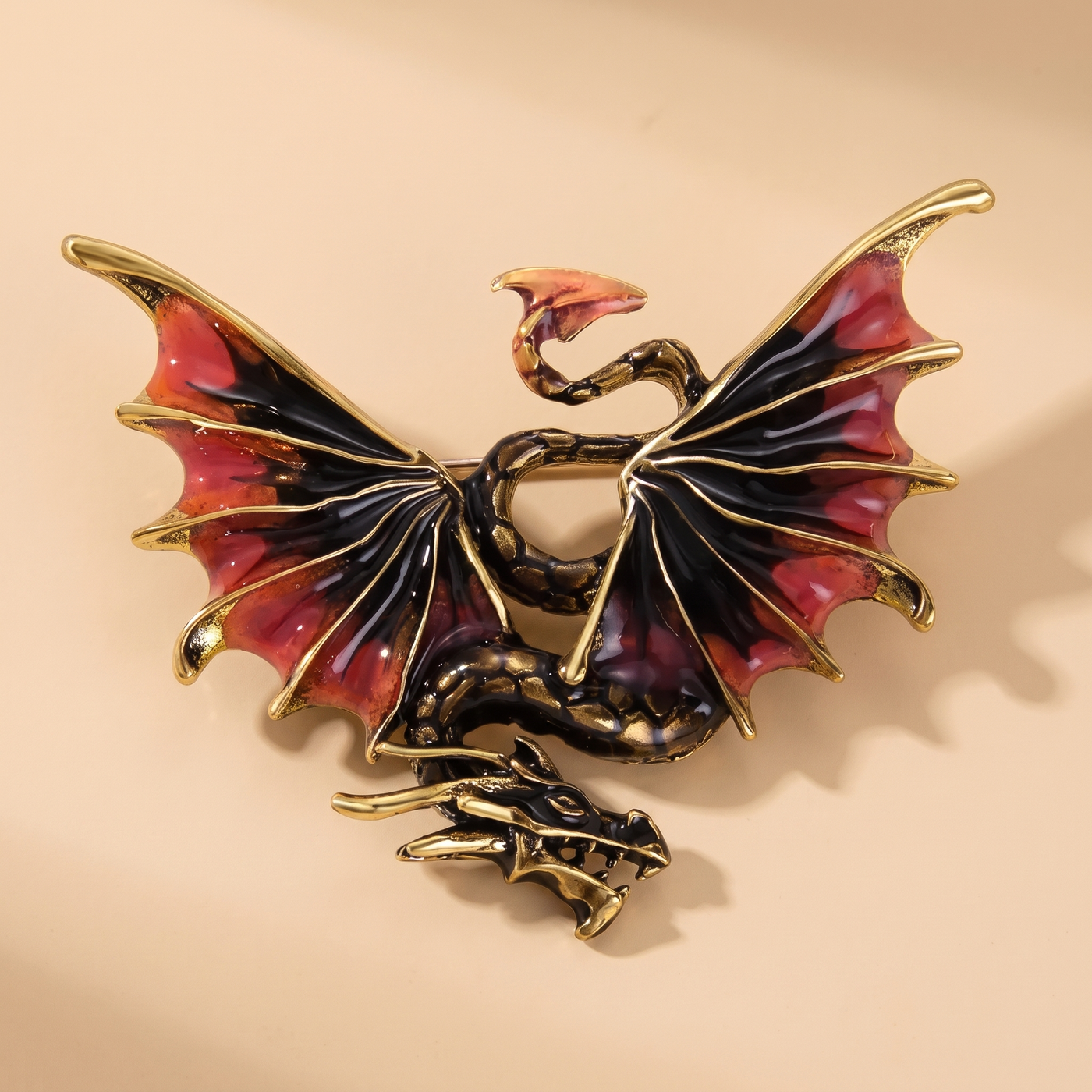 Broche Dragon en émail, bijou vintage Alyvoa tenue à la main · Orange