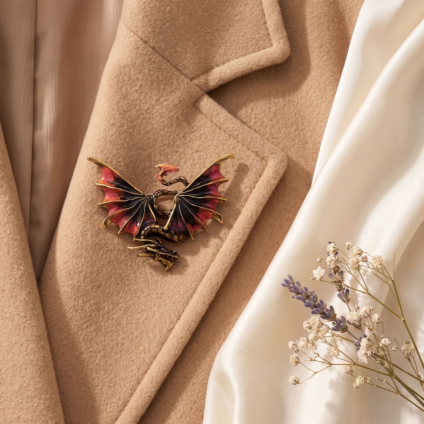 Broche Dragon en émail, bijou vintage Alyvoa tenue à la main · Orange