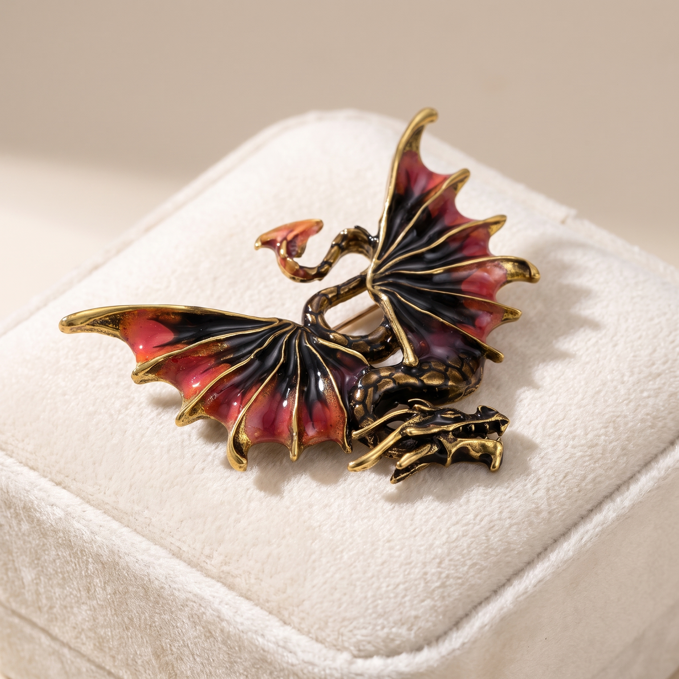 Broche Dragon en émail, bijou vintage Alyvoa tenue à la main · Orange