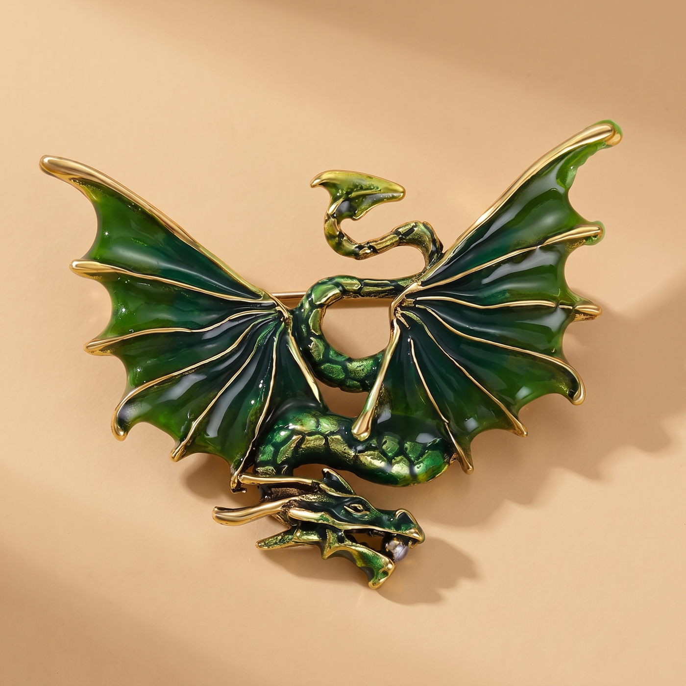 Broche Dragon en émail, bijou vintage Alyvoa en situation · Vert