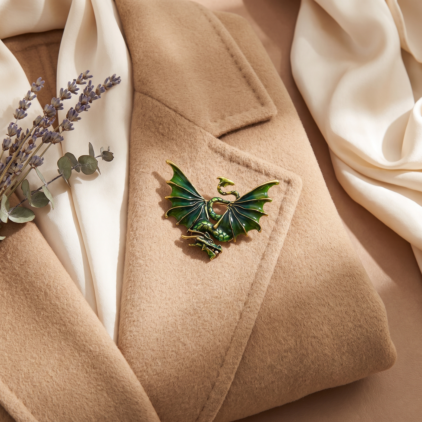 Broche Dragon en émail, bijou vintage Alyvoa en situation · Vert