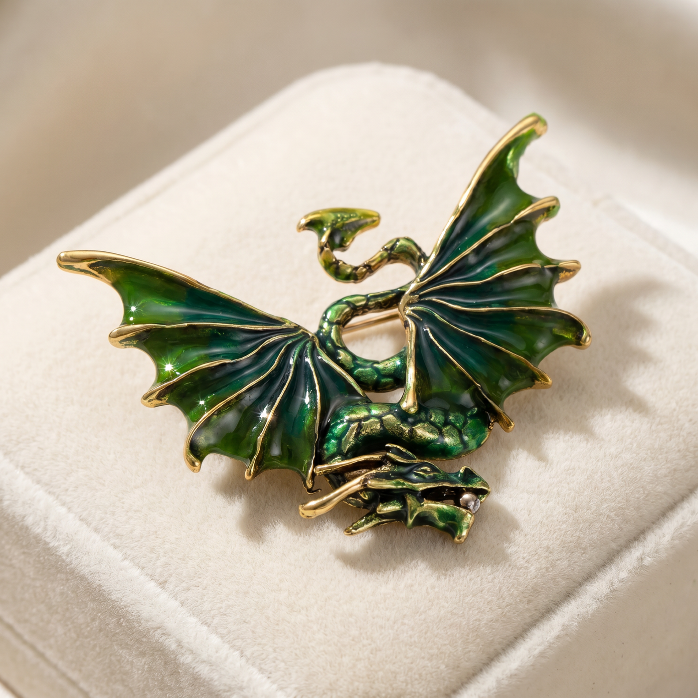 Broche Dragon en émail, bijou vintage Alyvoa en situation · Vert