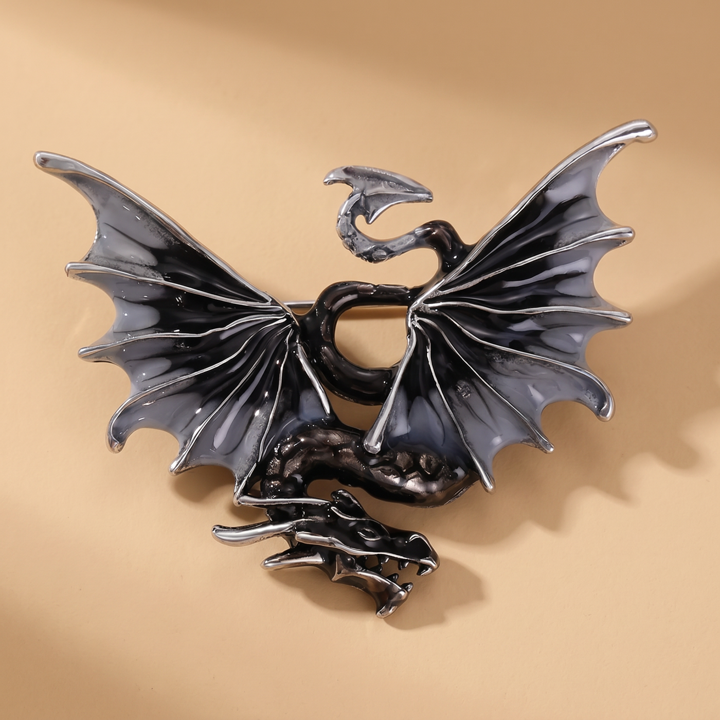 Broche Dragon en émail, bijou vintage Alyvoa présentée sur un coussin · Gris