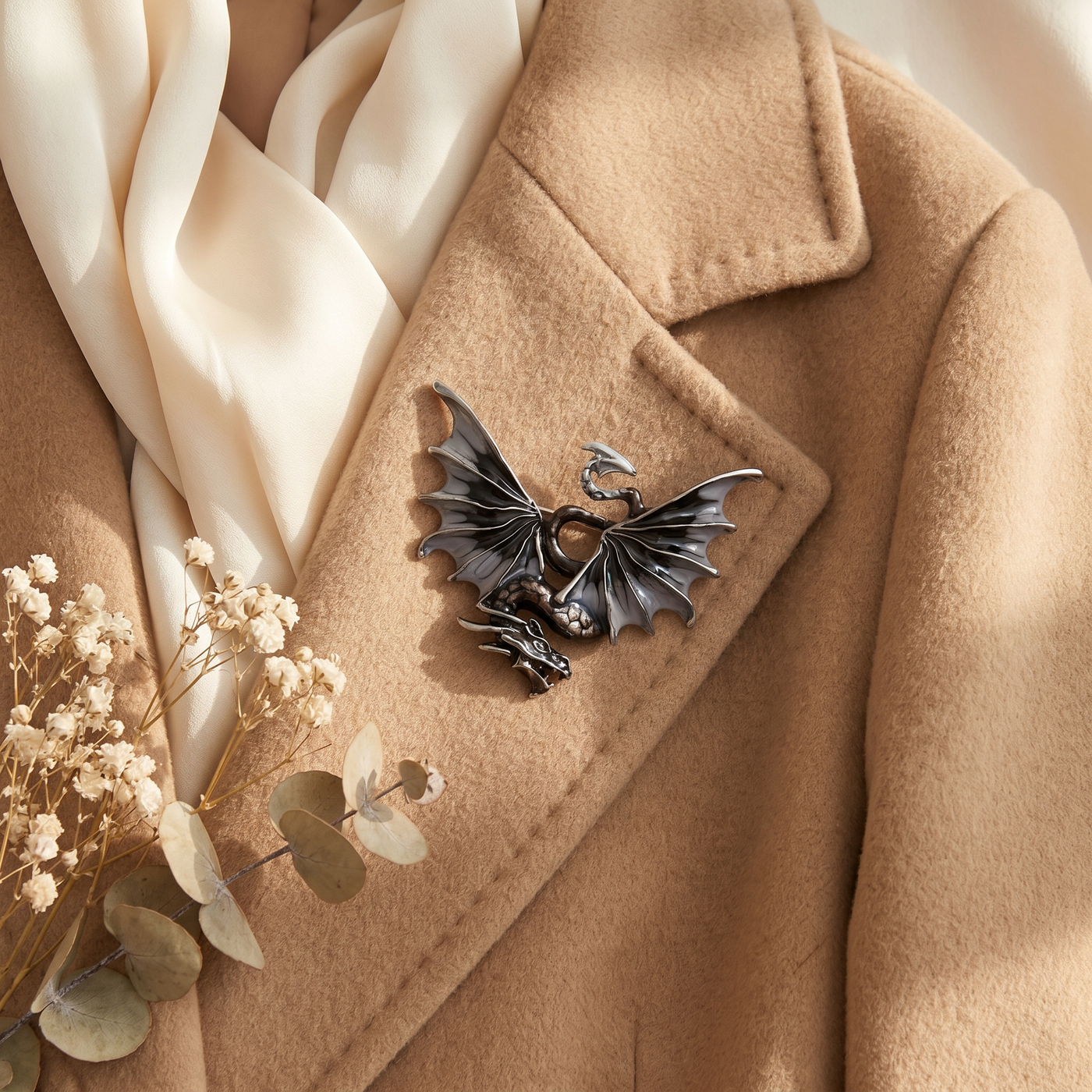 Broche Dragon en émail, bijou vintage Alyvoa présentée sur un coussin · Gris