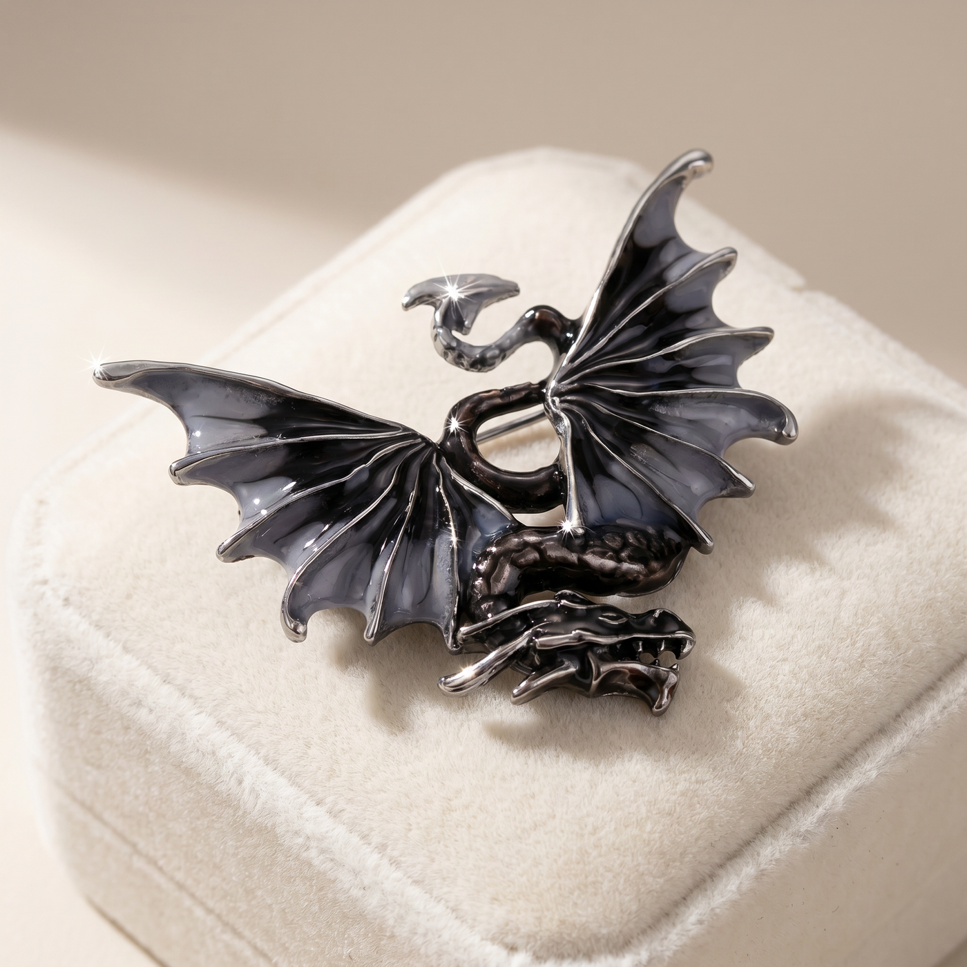 Broche Dragon en émail, bijou vintage Alyvoa présentée sur un coussin · Gris