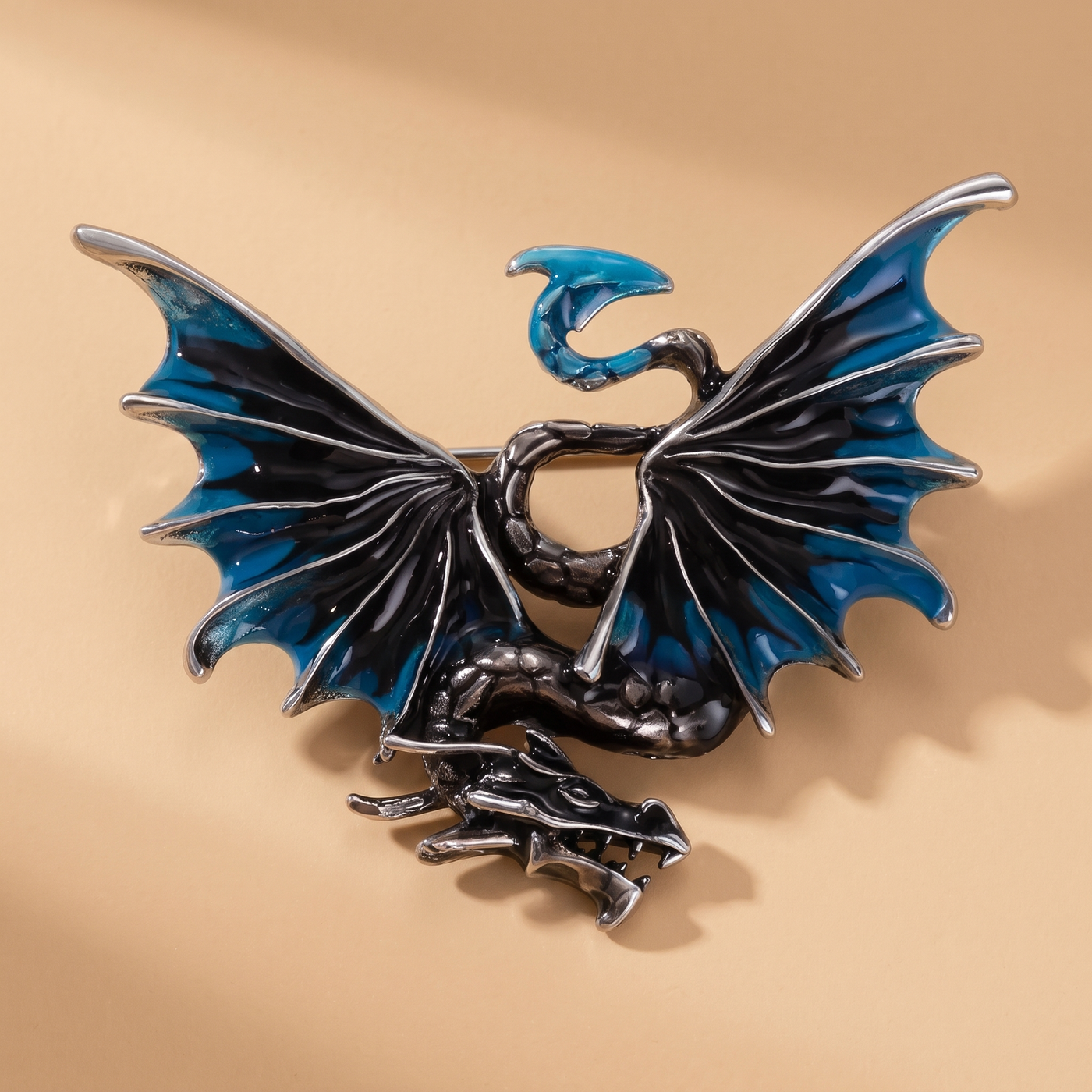 Broche Dragon en émail, bijou vintage Alyvoa vue en gros plan · Bleu