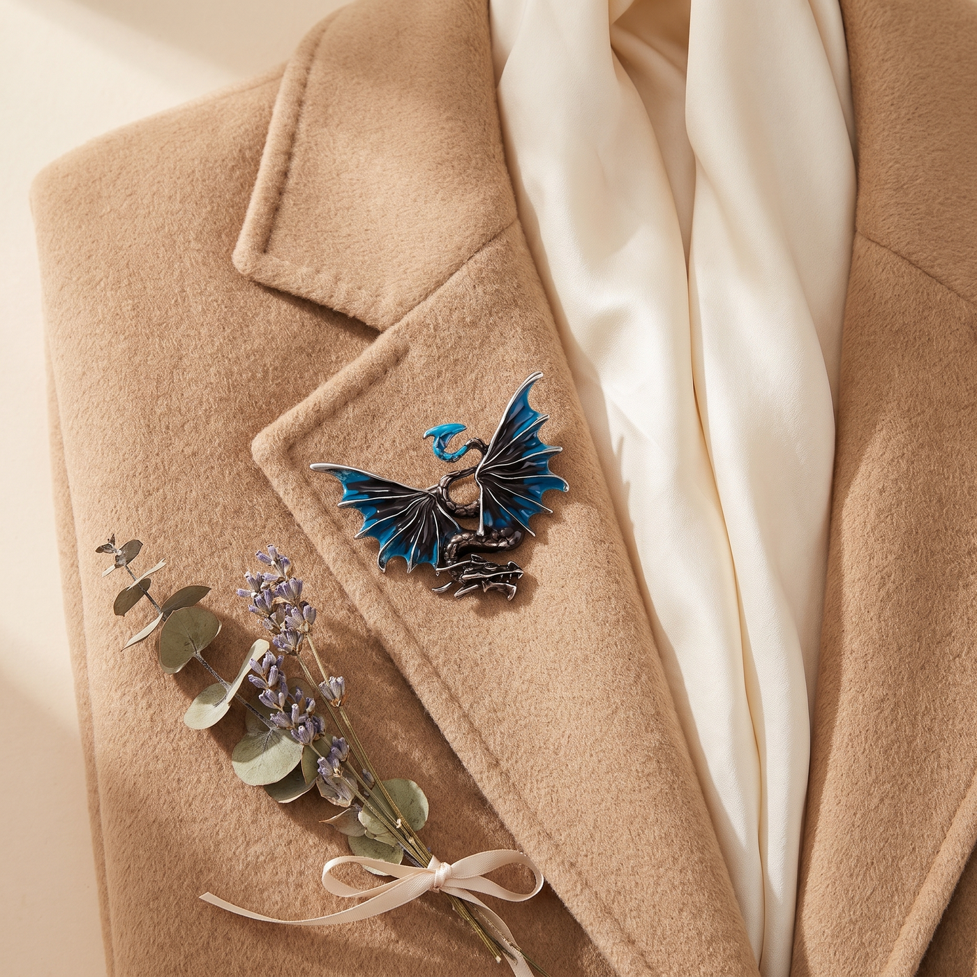 Broche Dragon en émail, bijou vintage Alyvoa vue en gros plan · Bleu