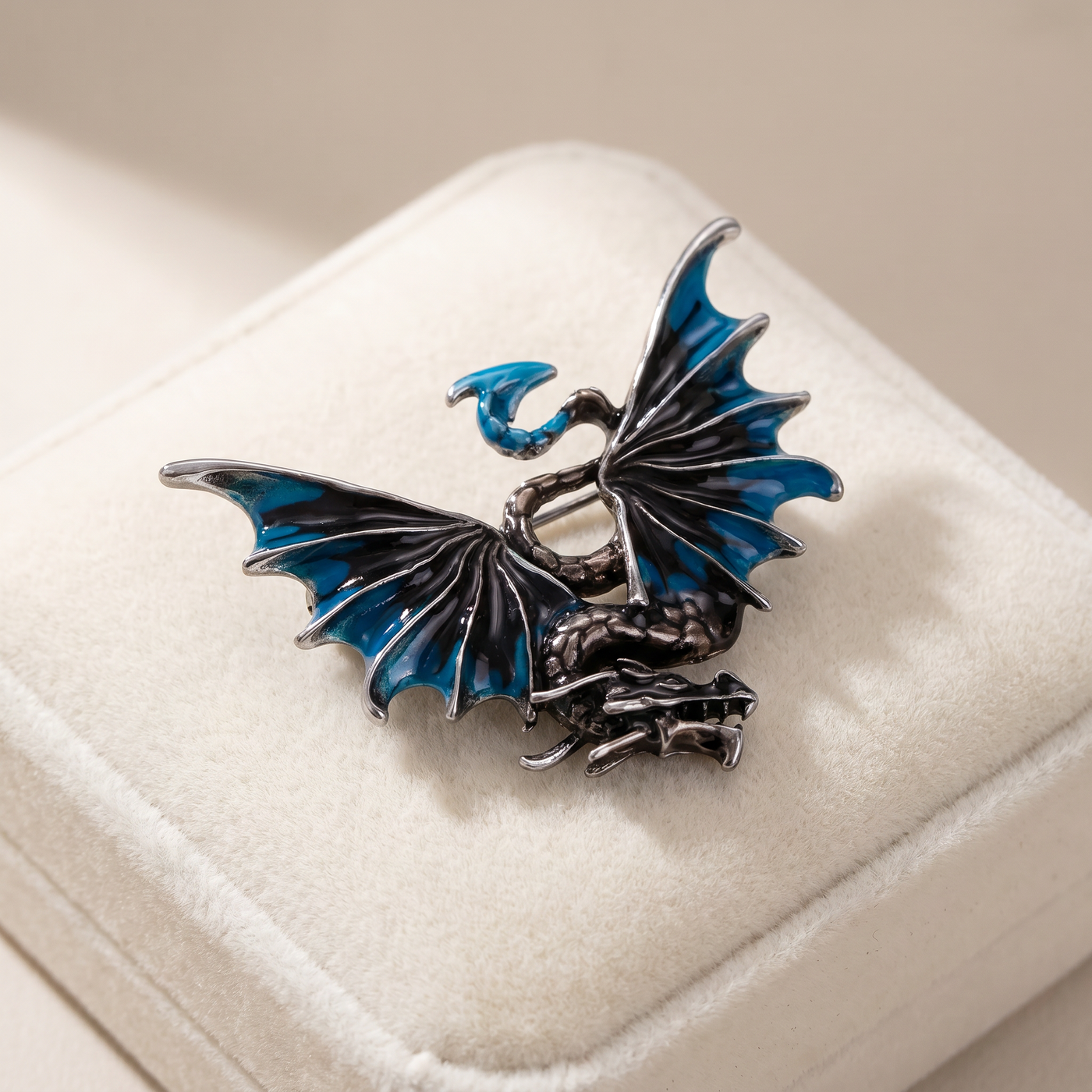 Broche Dragon en émail, bijou vintage Alyvoa vue en gros plan · Bleu
