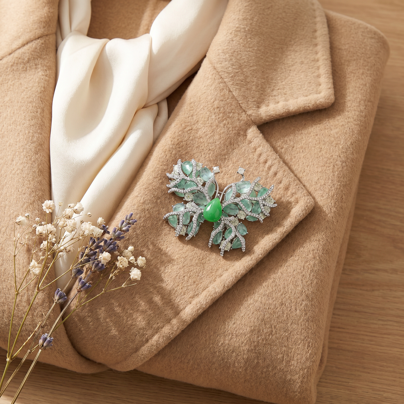 Broche Papillon en cristal, bijou vintage Alyvoa présentée sur un coussin · Vert