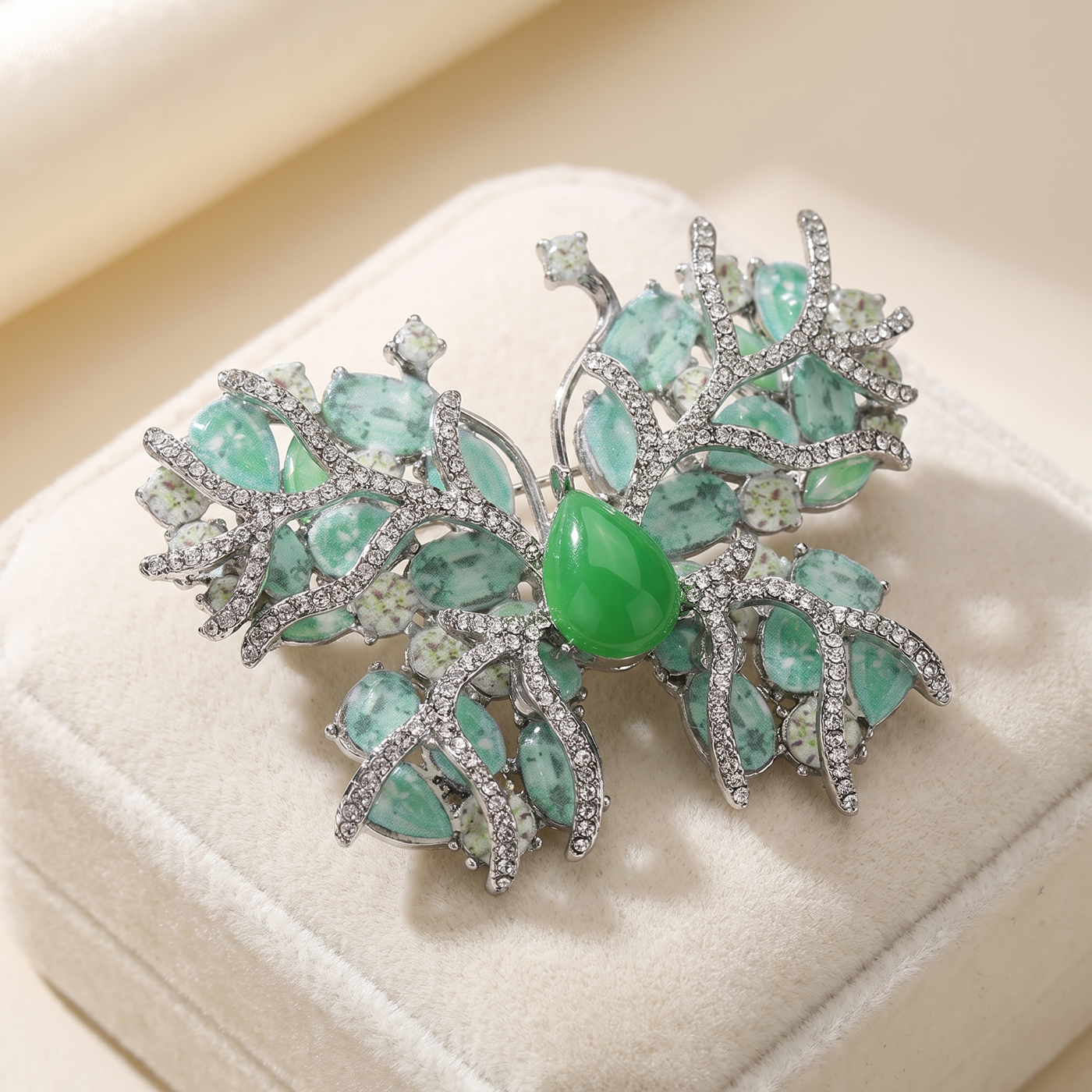 Broche Papillon en cristal, bijou vintage Alyvoa tenue à la main · Vert