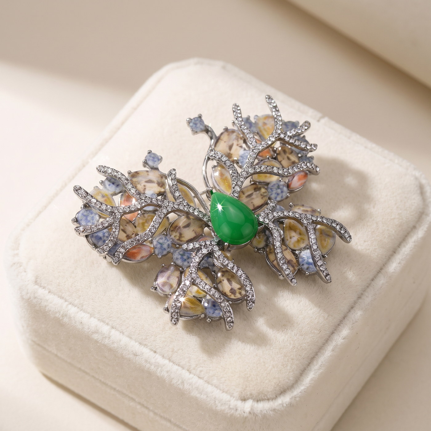 Broche Papillon en cristal, bijou vintage Alyvoa en situation · Jaune