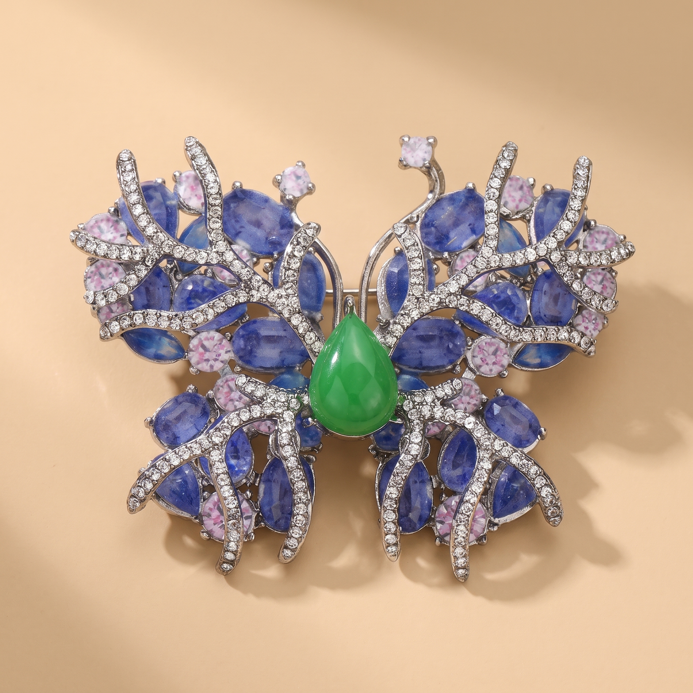 Broche Papillon en cristal, bijou vintage Alyvoa tenue à la main · Violet