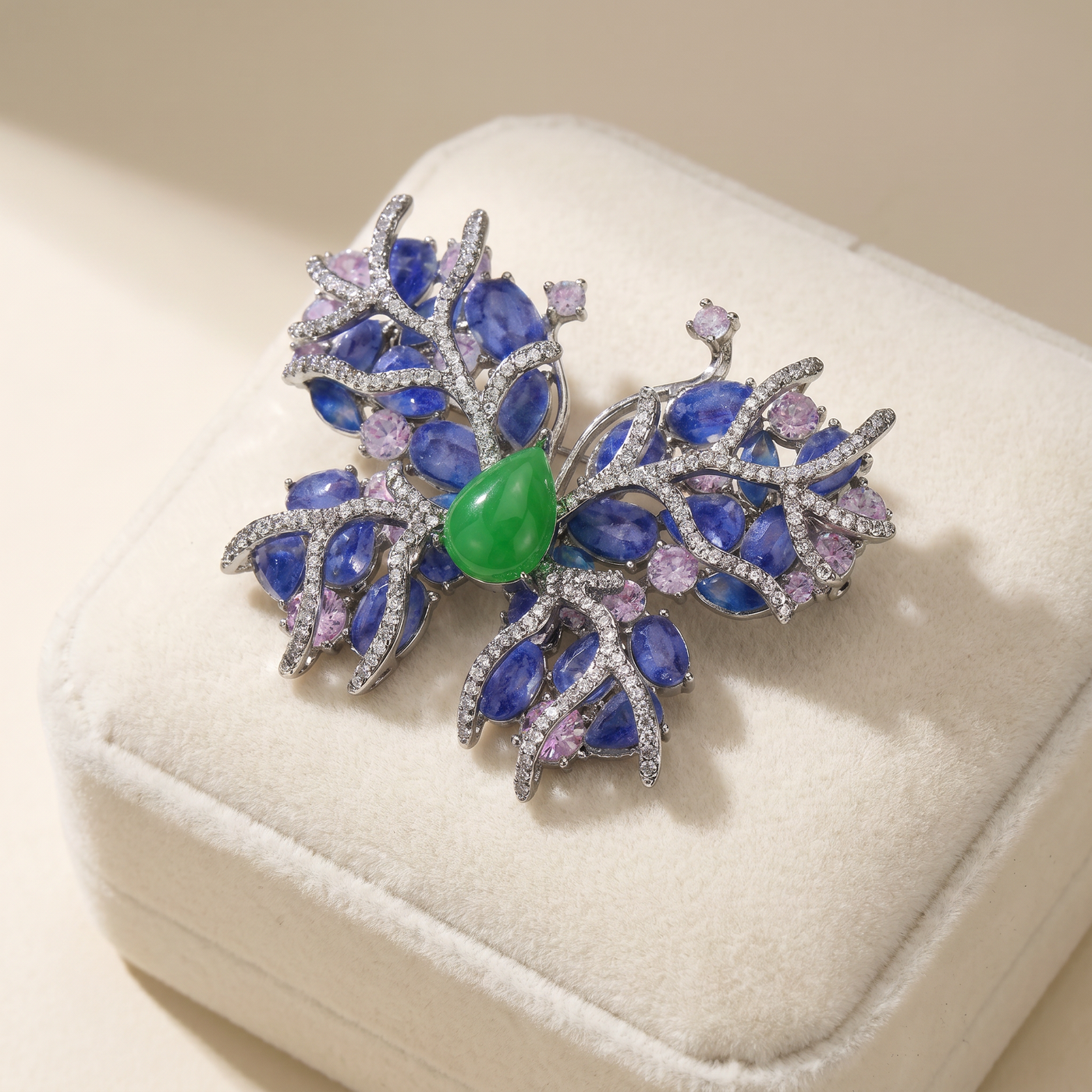 Broche Papillon en cristal, bijou vintage Alyvoa présentée sur un coussin · Violet