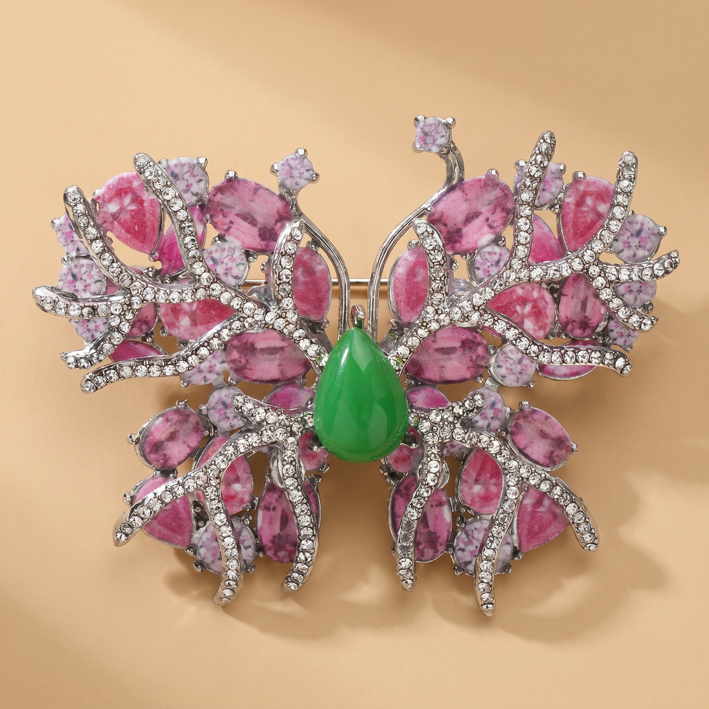 Broche Papillon en cristal, bijou vintage Alyvoa en situation · Rose