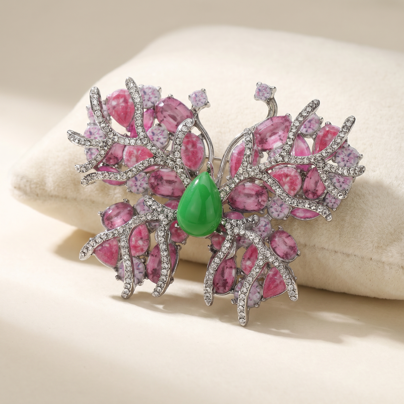 Broche Papillon en cristal, bijou vintage Alyvoa vue en gros plan · Rose