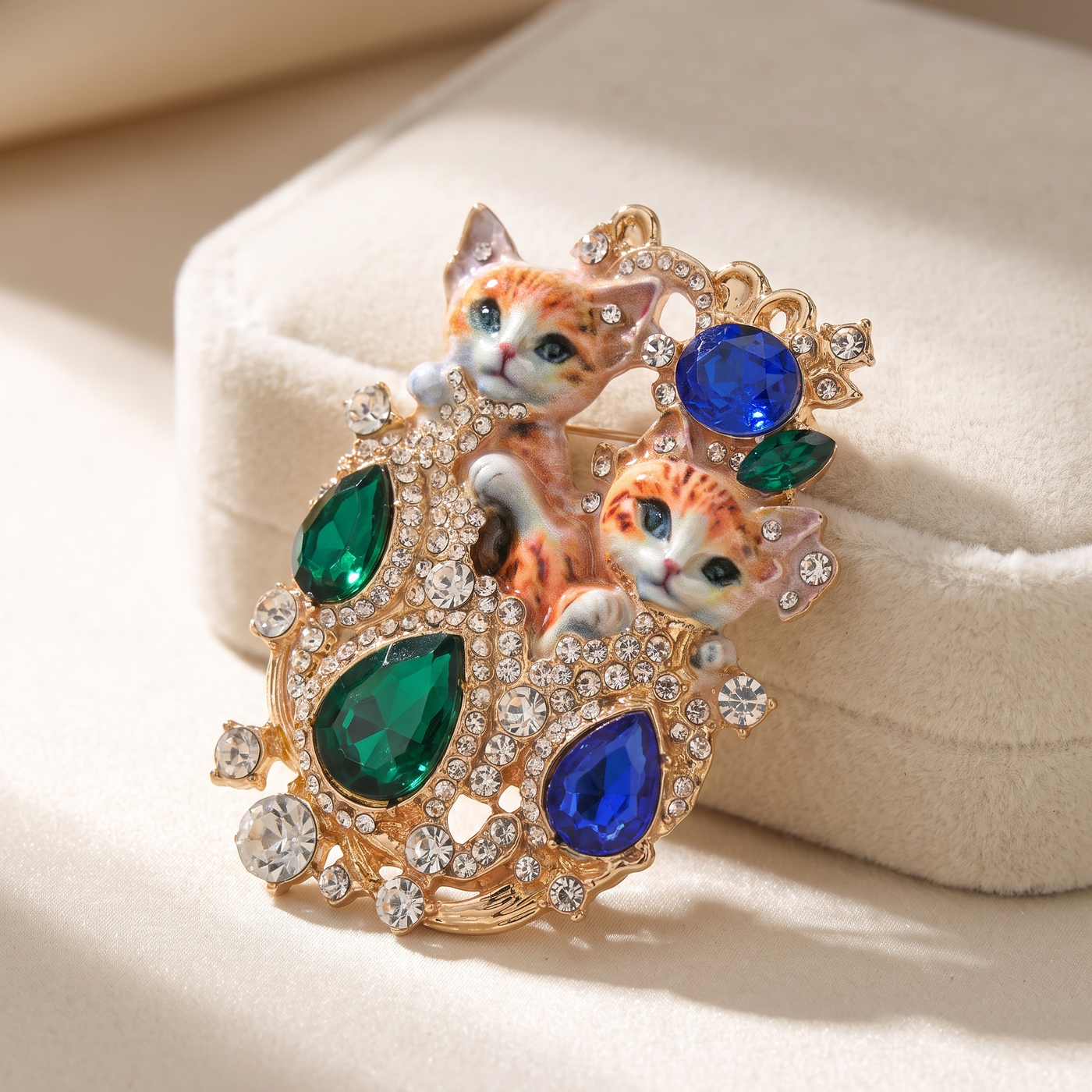 Broche Chat en émail, bijou vintage Alyvoa tenue à la main · Gris