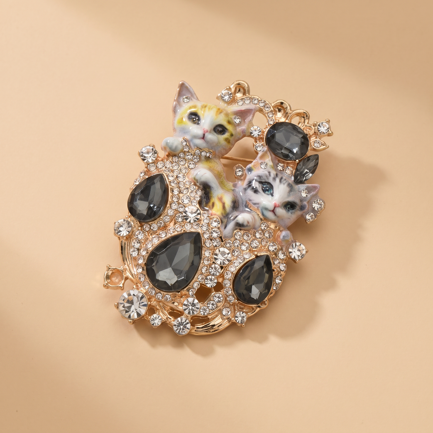 Broche Chat en émail, bijou vintage Alyvoa portée sur un revers · Gris