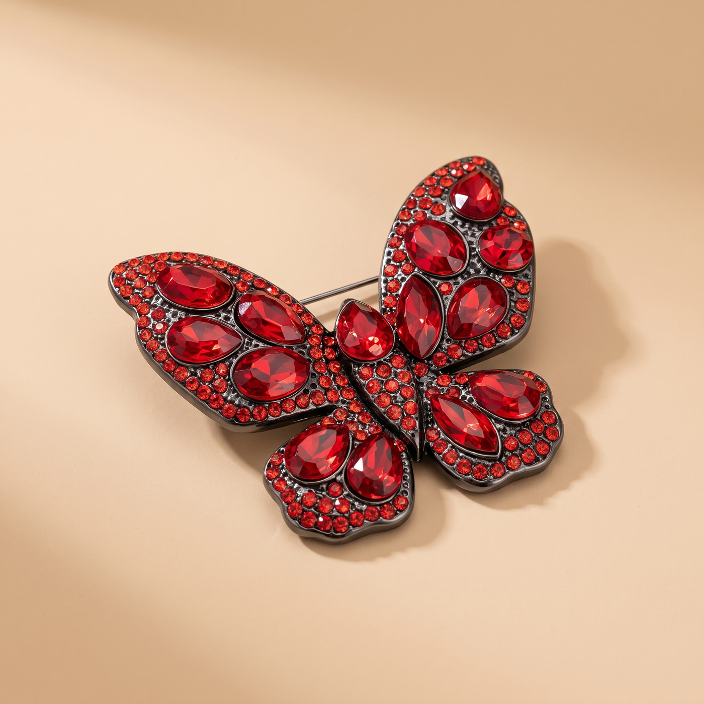 Broche Papillon en cristal, bijou vintage Alyvoa tenue à la main · Rouge