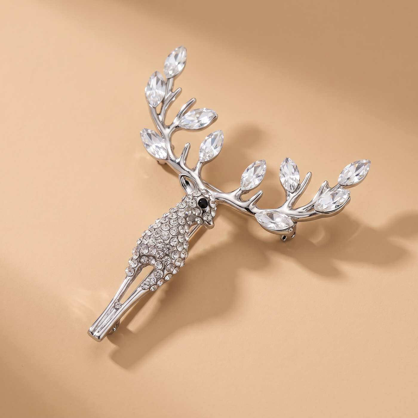 Broche Cerf en cristal, bijou vintage Alyvoa portée sur un revers · Argenté