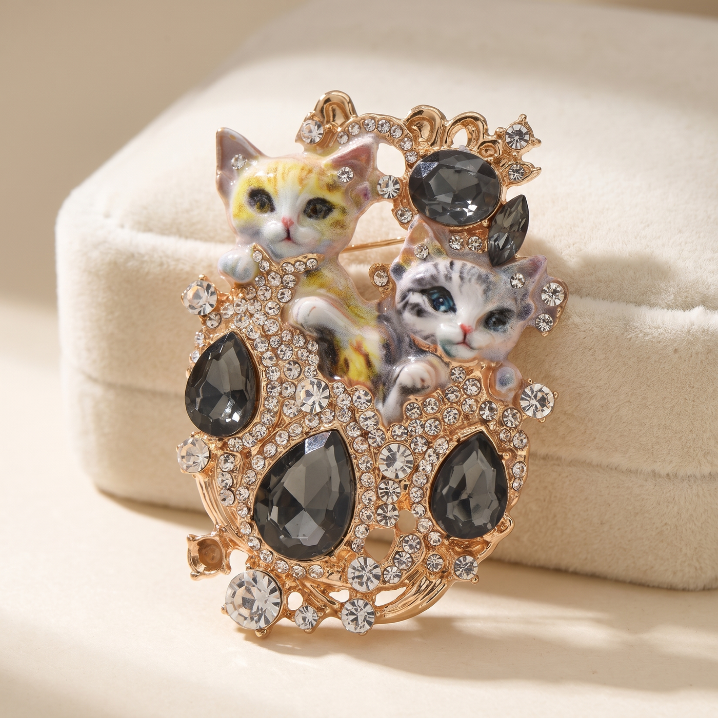 Broche Chat en émail, bijou vintage Alyvoa en situation · Marron