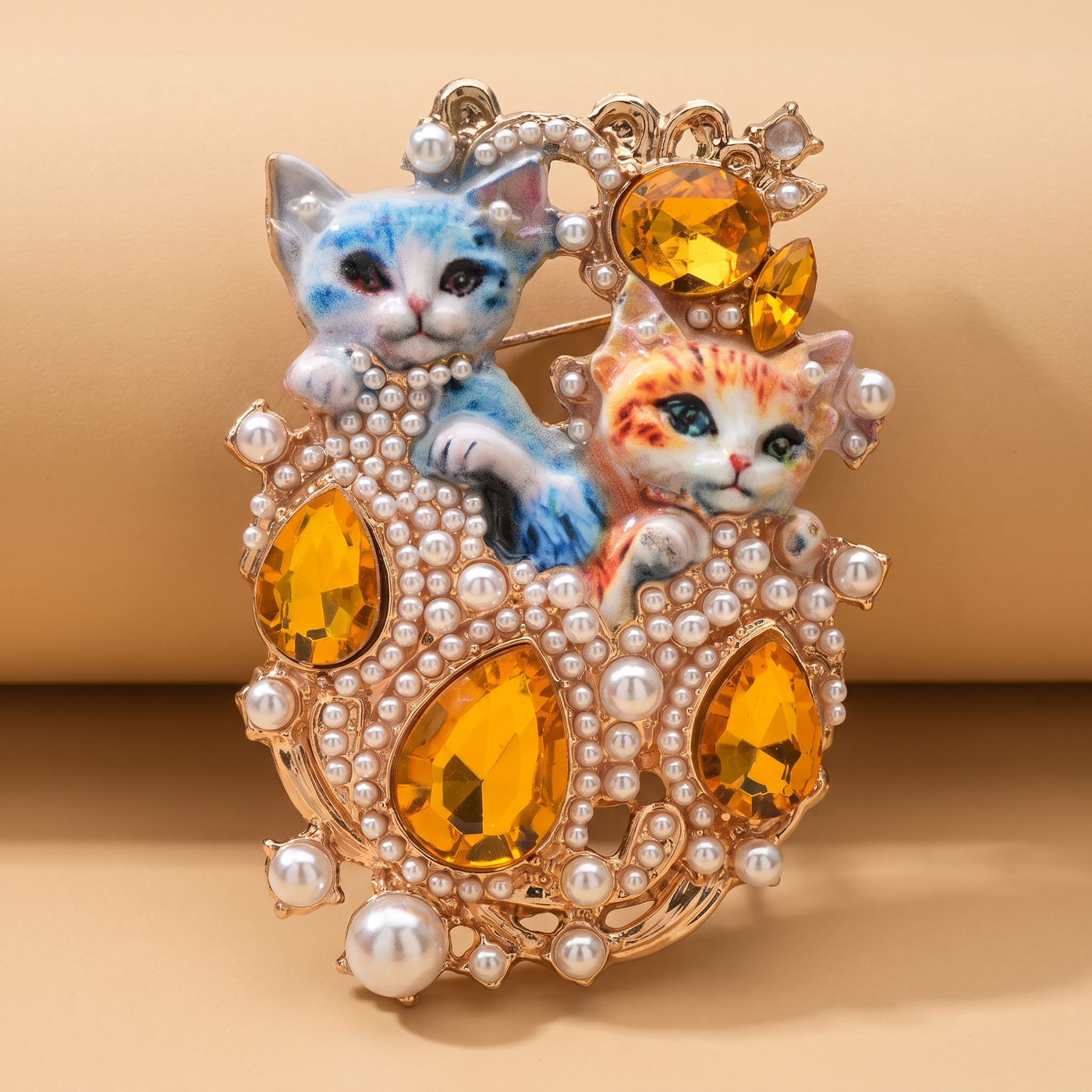 Broche Chat en émail, bijou vintage Alyvoa tenue à la main · Bleu
