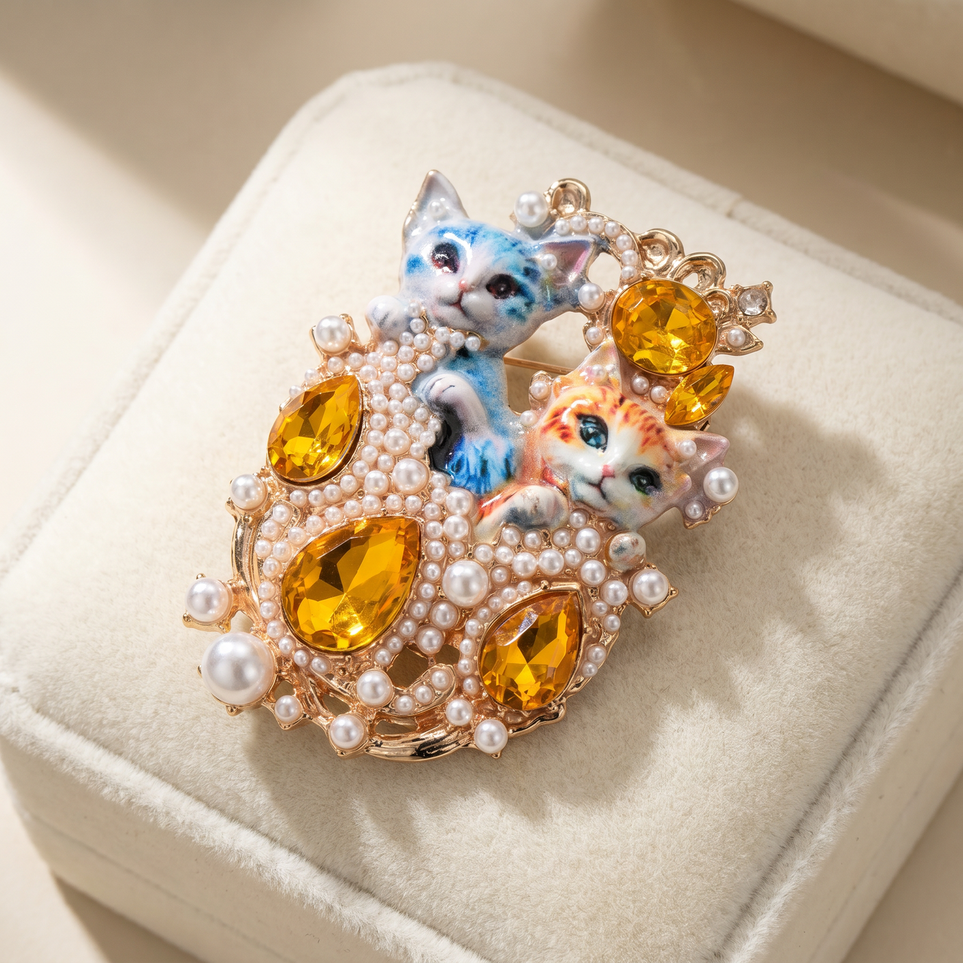Broche Chat en émail, bijou vintage Alyvoa présentée sur un coussin · Bleu