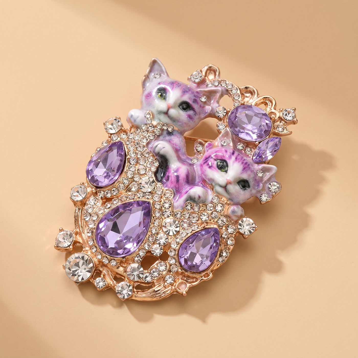 Broche Chat en émail, bijou vintage Alyvoa en situation · Violet