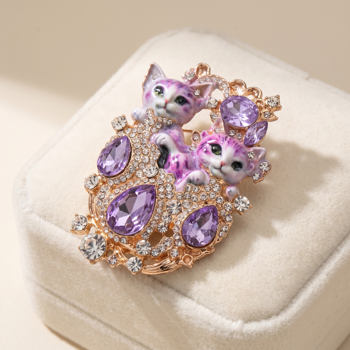 Broche Chat en émail, bijou vintage Alyvoa vue en gros plan · Violet