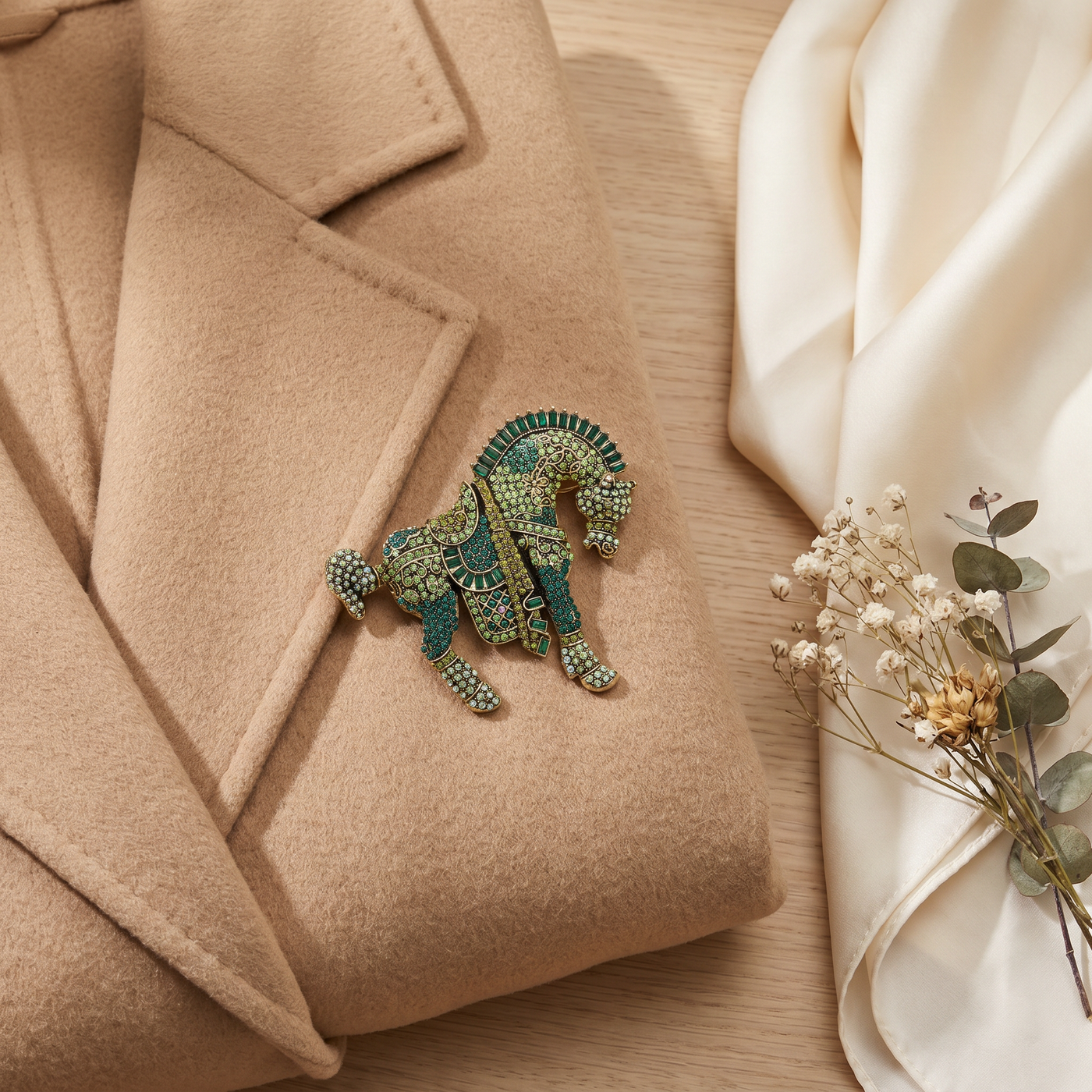 Broche Cheval en cristal, bijou vintage Alyvoa présentée sur un coussin · Vert