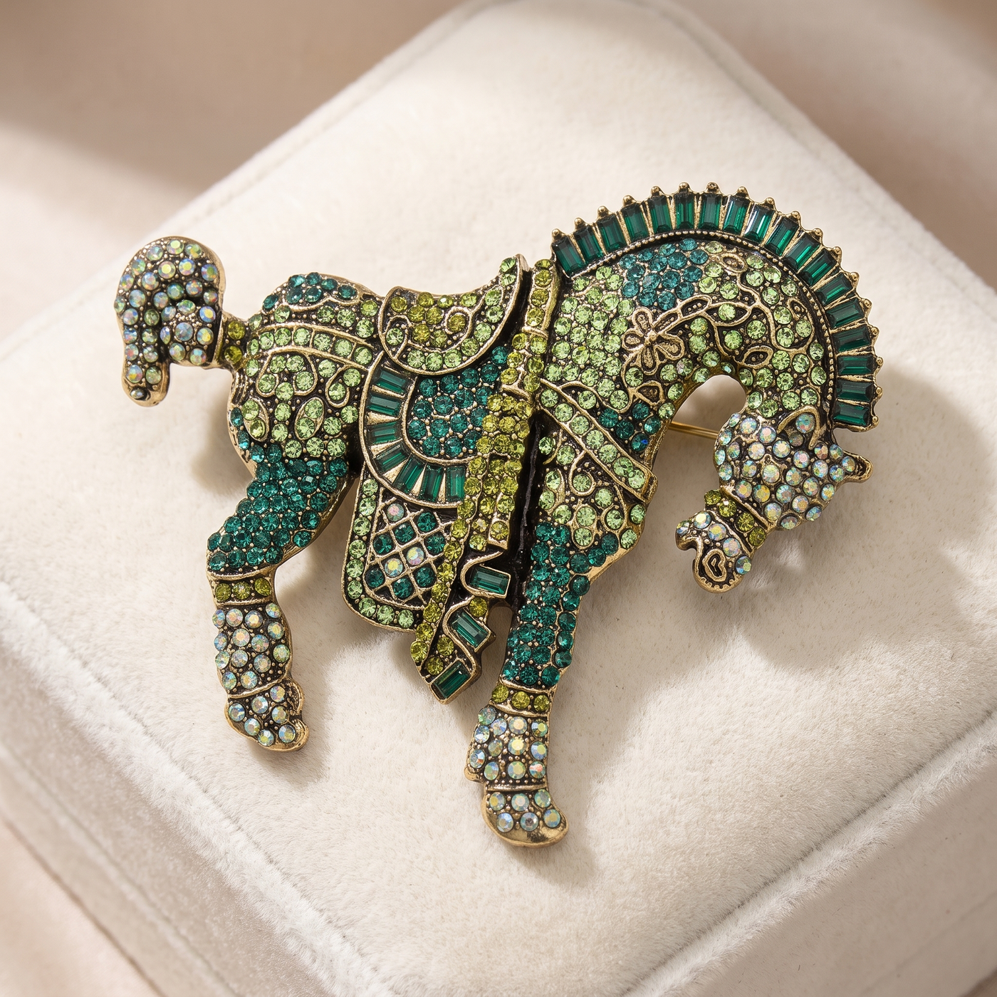 Broche Cheval en cristal, bijou vintage Alyvoa tenue à la main · Vert