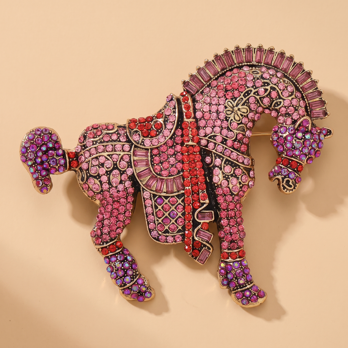 Broche Cheval en cristal, bijou vintage Alyvoa portée sur un revers · Rose