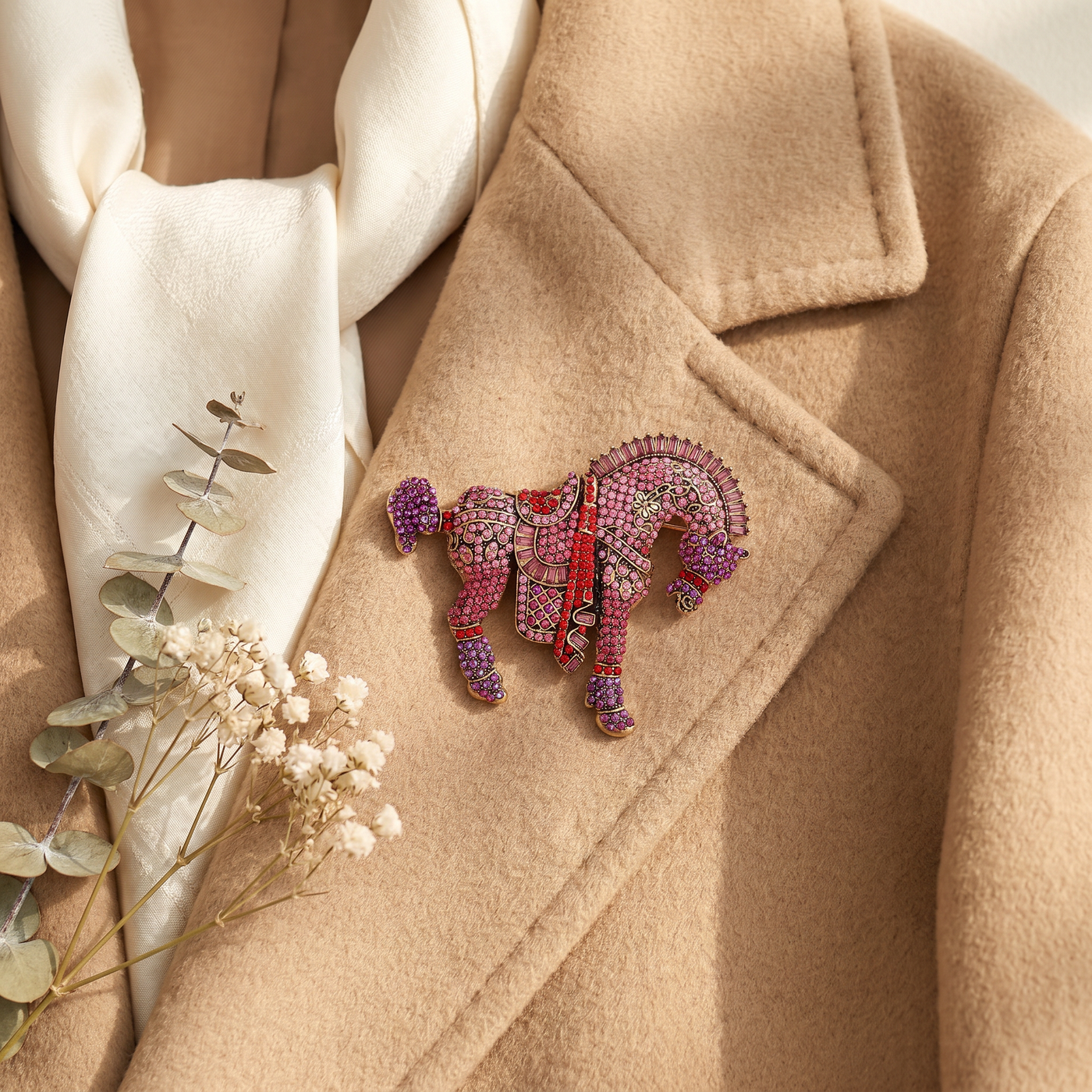 Broche Cheval en cristal, bijou vintage Alyvoa vue en gros plan · Rose